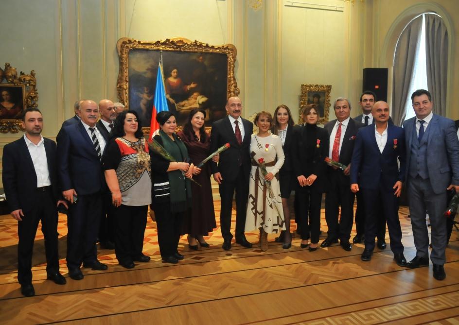 Азербайджанским звездам и деятелям культуры вручены государственные награды