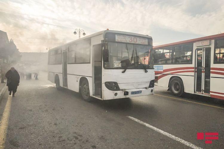 В Баку произошел пожар в маршрутном автобусе