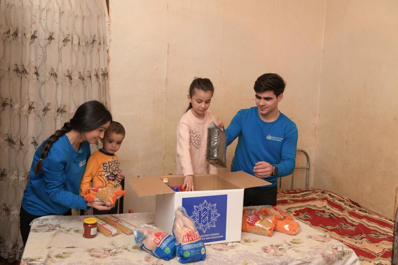 По инициативе Фонда Гейдара Алиева малообеспеченным семьям раздаются праздничные гостинцы