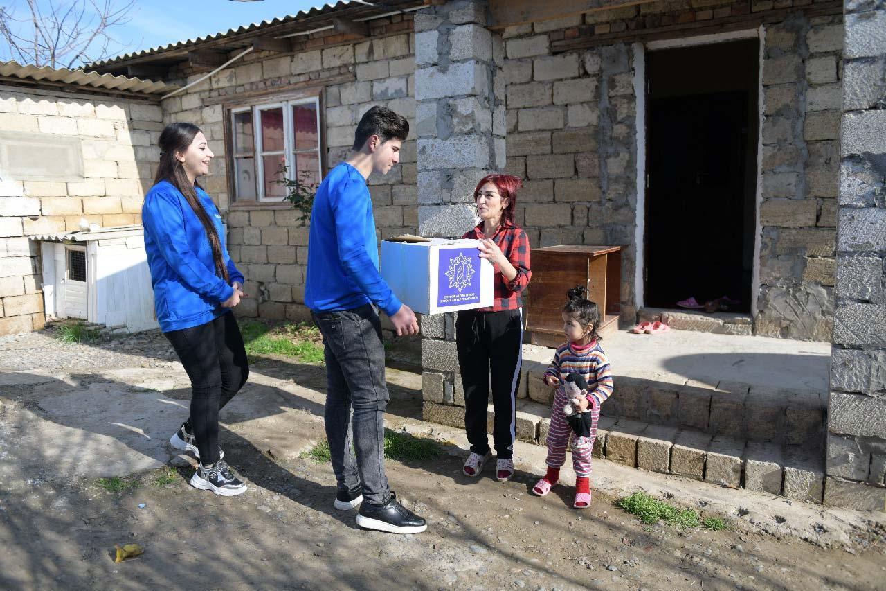 По инициативе Фонда Гейдара Алиева малообеспеченным семьям раздаются праздничные гостинцы