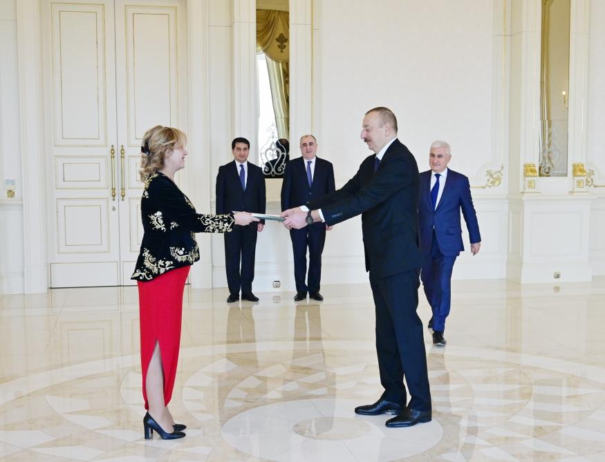 Президент Ильхам Алиев принял верительные грамоты нового посла Алжира в Азербайджане