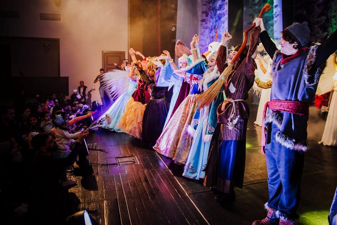 В Баку состоялся показ яркого представления "Новогодний звездопад"