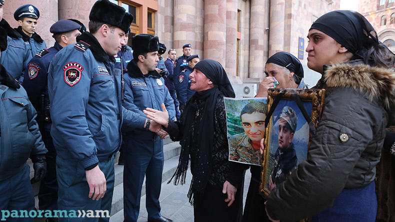 Мать убитого в небоевых условиях солдата попыталась прорваться к Пашиняну