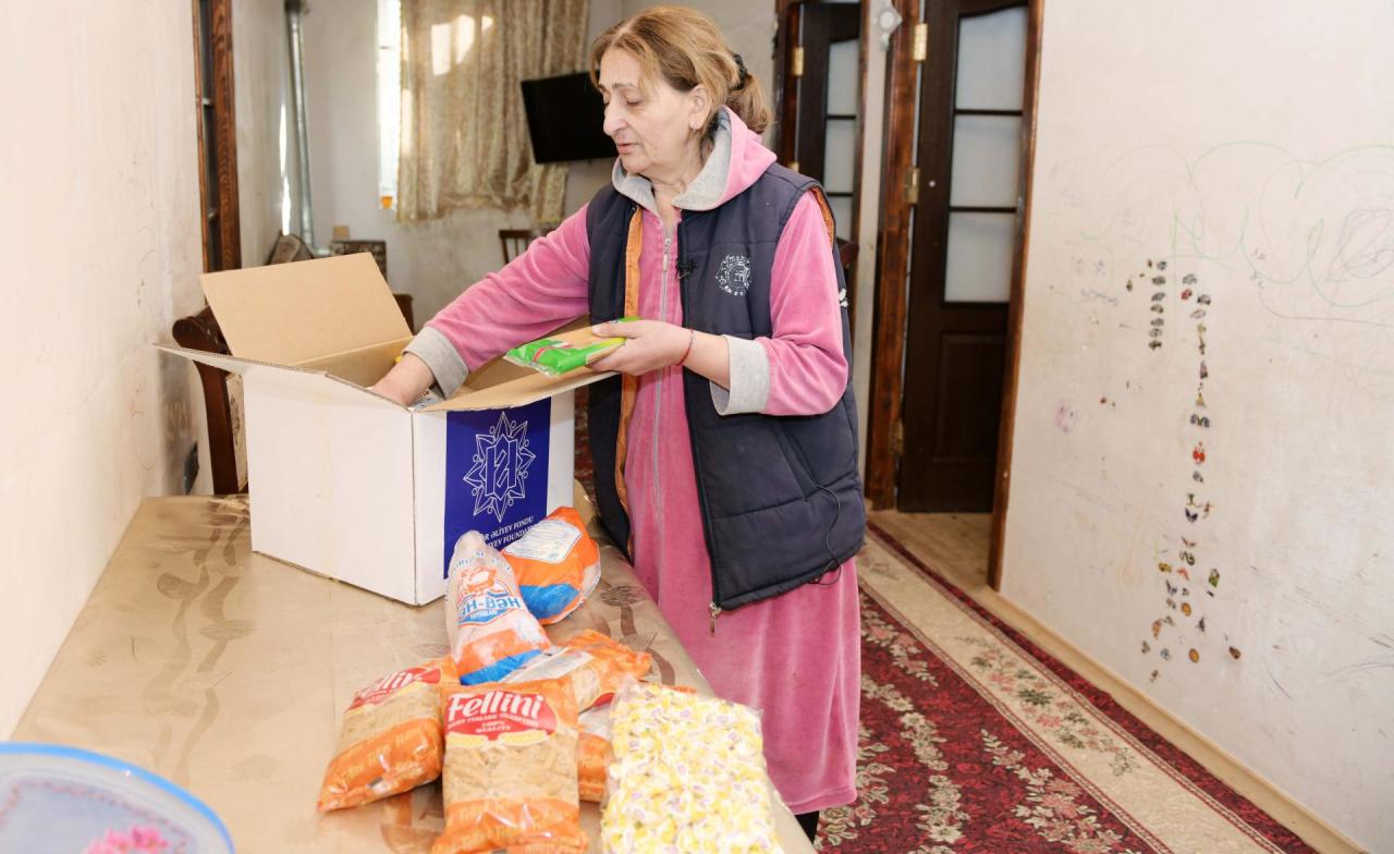 Фонд Гейдара Алиева раздал праздничные подарки малообеспеченным семьям