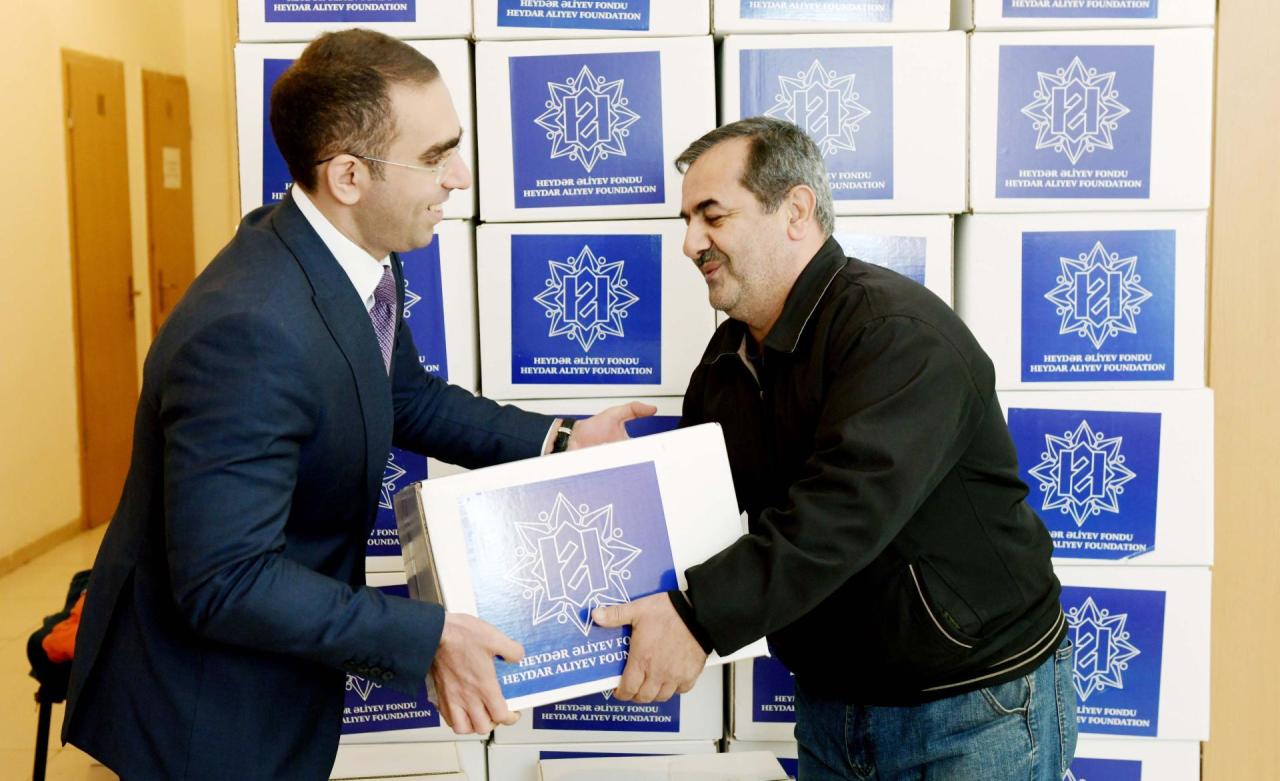 Фонд Гейдара Алиева раздал праздничные подарки малообеспеченным семьям