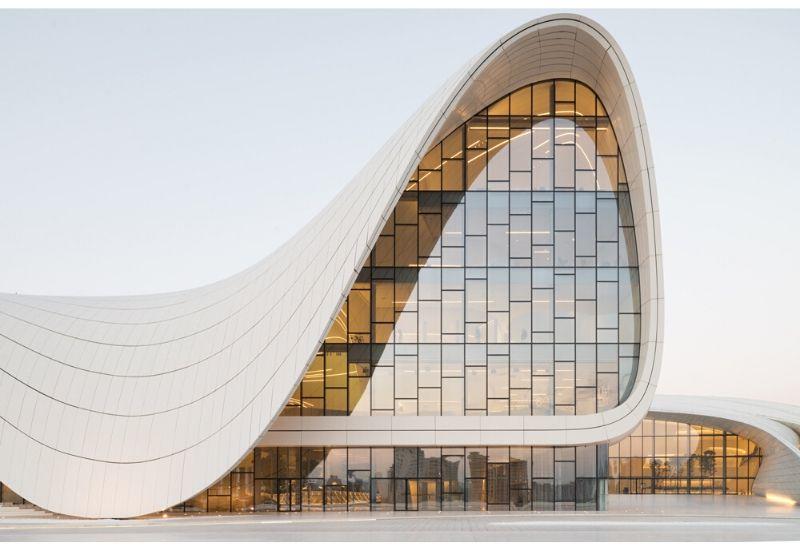 Центр Гейдара Алиева назван лучшим архитектурным строением десятилетия