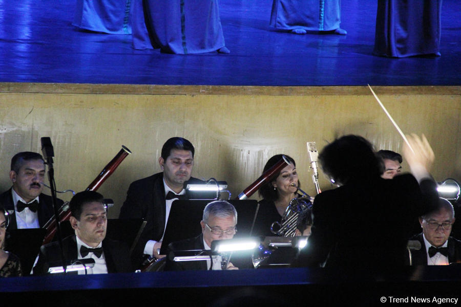 В Баку прошел грандиозный показ спектакля "Пассион Насими"