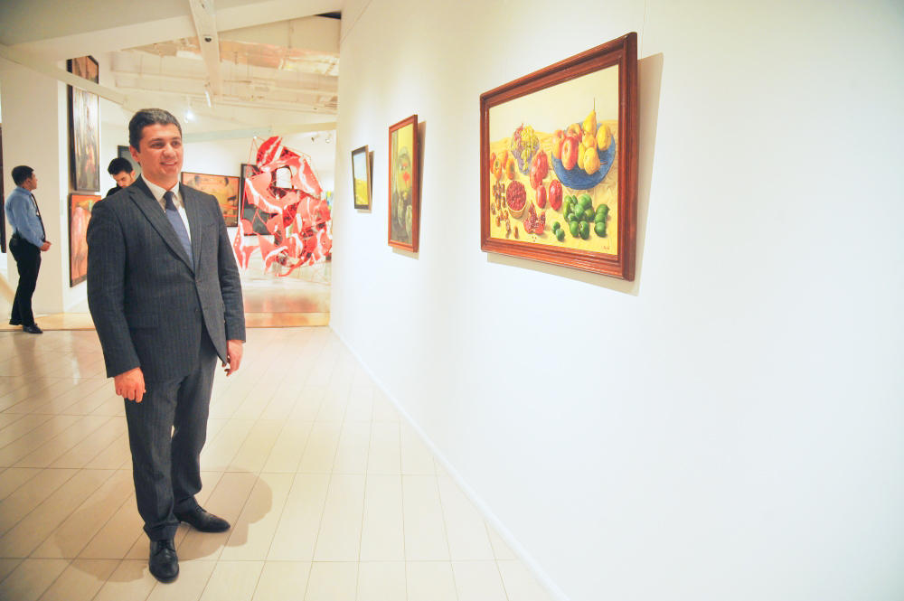 В Баку открылась выставка работ известного художника