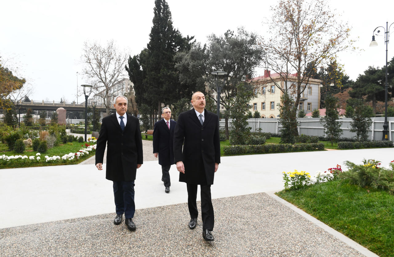 Prezident İlham Əliyev Bakının daha bir parkında aparılan yenidənqurma işləri ilə tanış olub