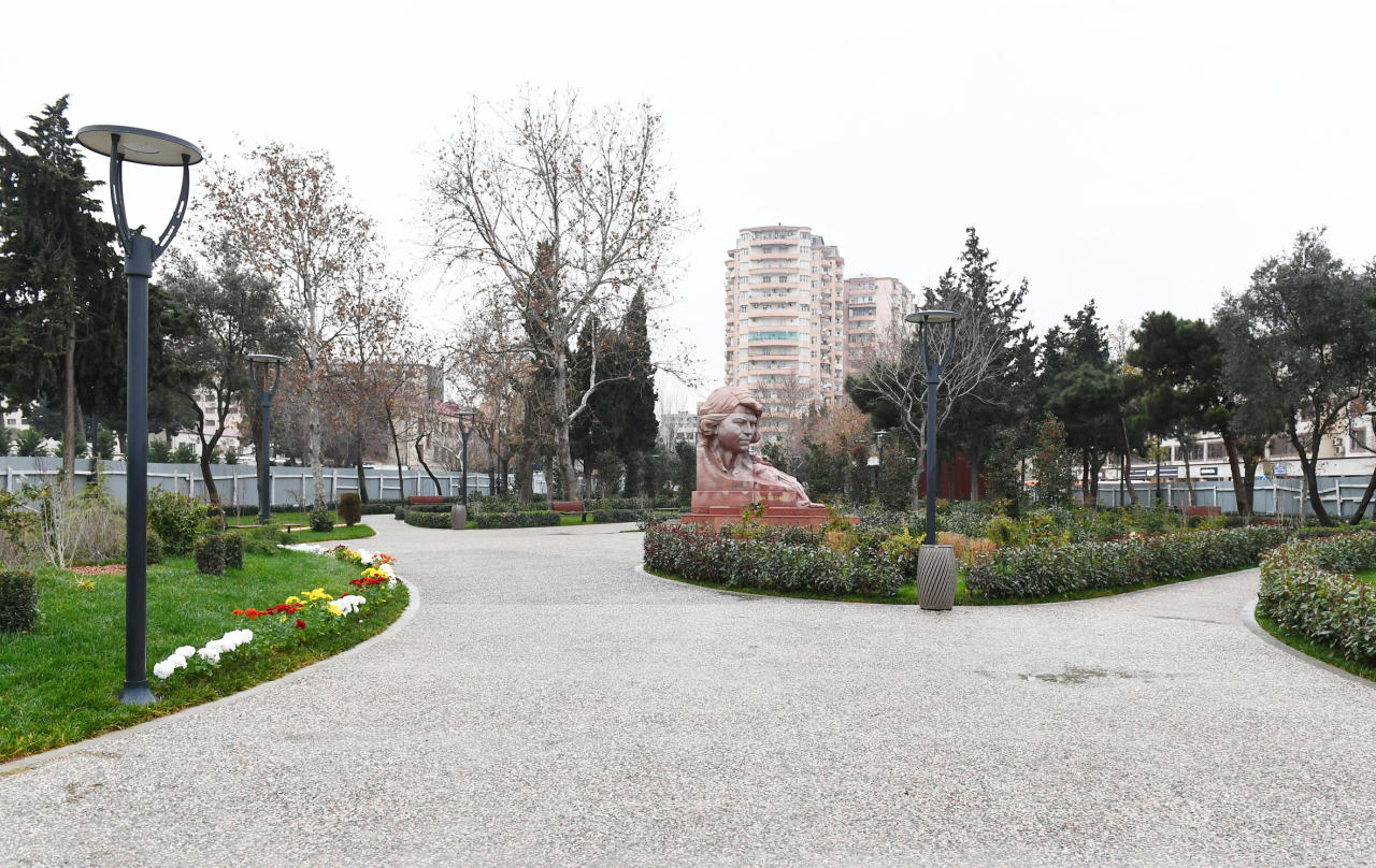 Президент Ильхам Алиев ознакомился с реконструкцией, проводимой в еще одном парке Баку