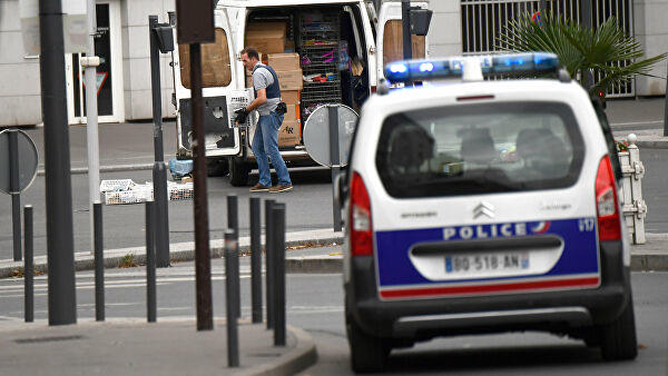 В пригороде Парижа мужчина с ножом пытался напасть на прохожих
