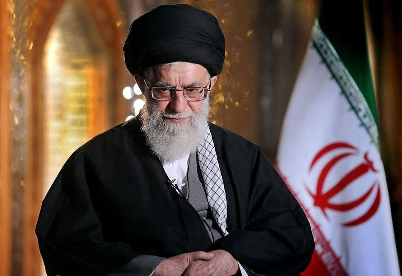 Аятолла Али Хаменеи возглавляет церемонию прощания с генералом Сулеймани