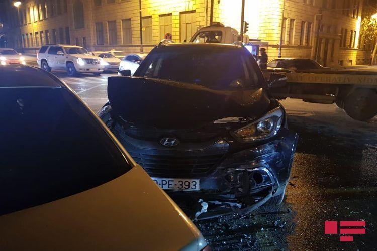 Цепная авария в центре Баку: столкнулись три автомобиля