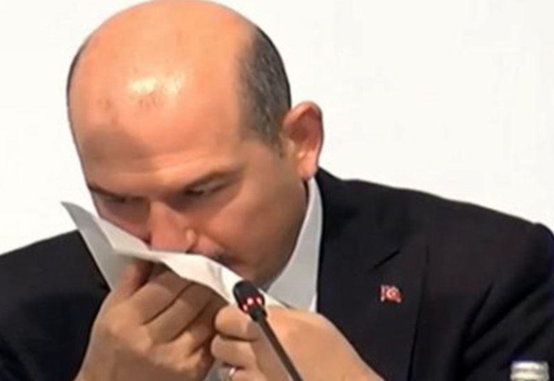 У турецкого министра в прямом эфире пошла кровь из носа