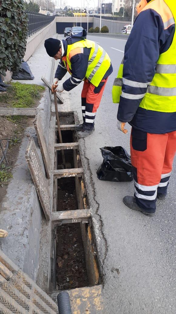 В Баку очищены автомобильные тоннели и подземные пешеходные переходы