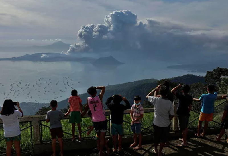 Пепел и молнии: извержение вулкана Тааль на Филиппинах