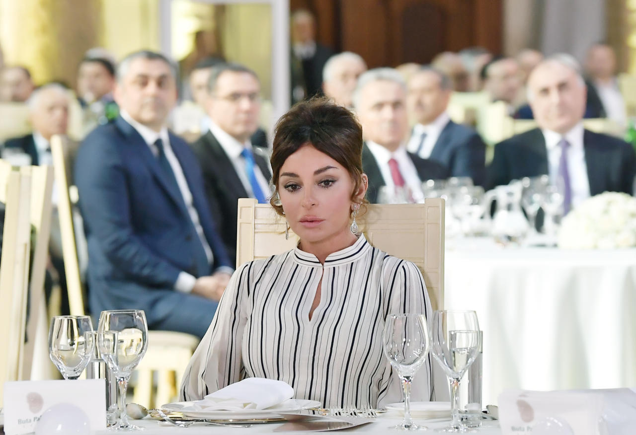 Президент Ильхам Алиев и Первая леди Мехрибан Алиева приняли участие в церемонии по случаю 90-летнего юбилея Хошбахта Юсифзаде
