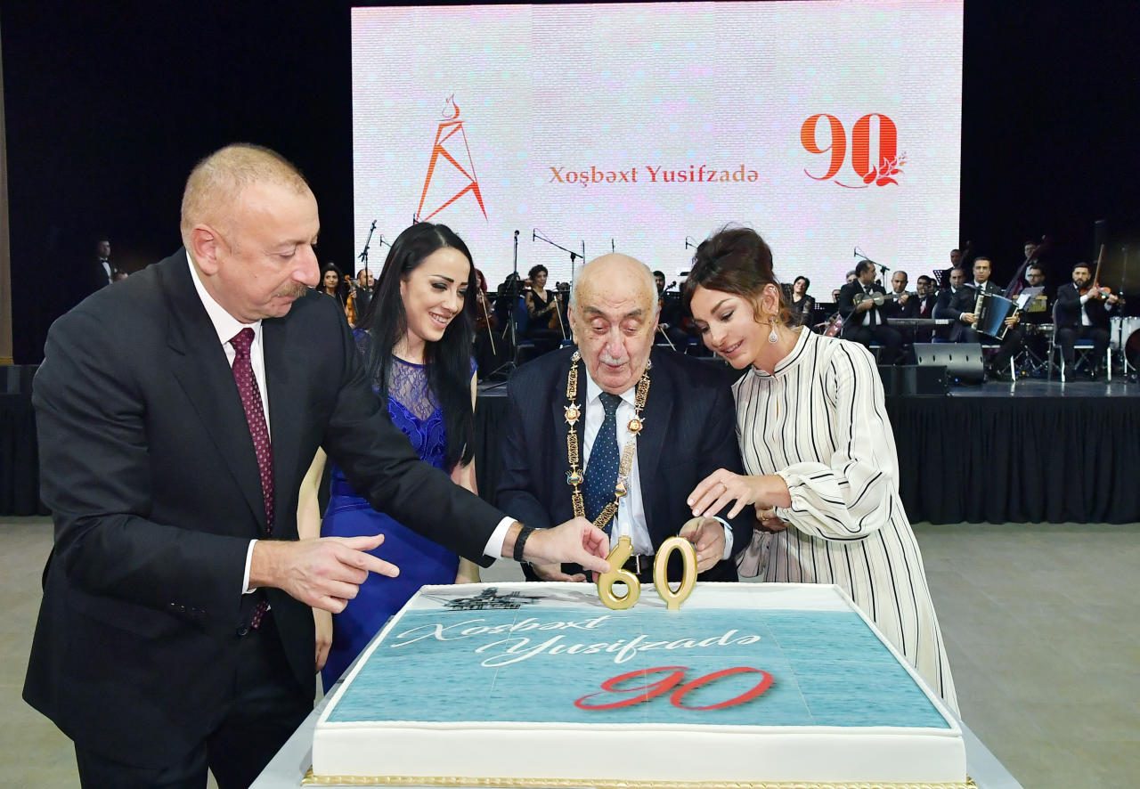 Президент Ильхам Алиев и Первая леди Мехрибан Алиева приняли участие в церемонии по случаю 90-летнего юбилея Хошбахта Юсифзаде