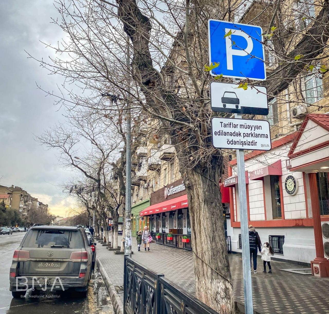 Вниманию водителей - парковка в определенных местах Баку бесплатная