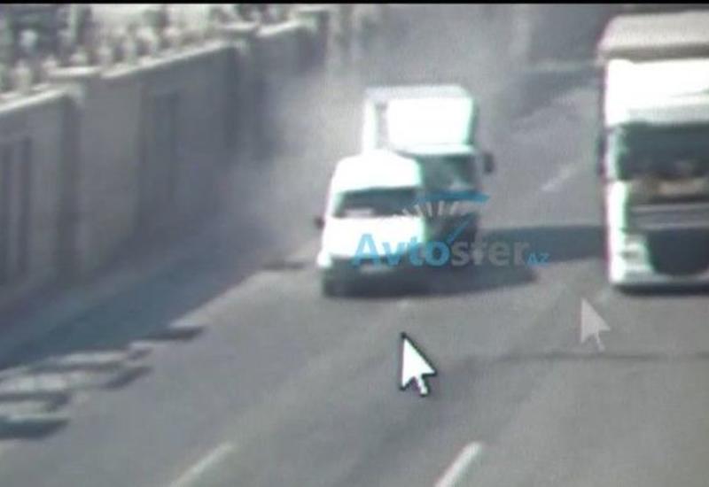 Уснувший за рулем водитель грузовика спровоцировал аварию в Баку