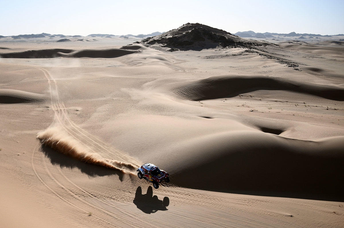 Песок и рев моторов - лучшие фото Ралли-марафона "Дакар-2020"