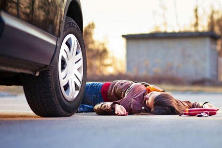 В Баку автомобиль сбил насмерть школьницу