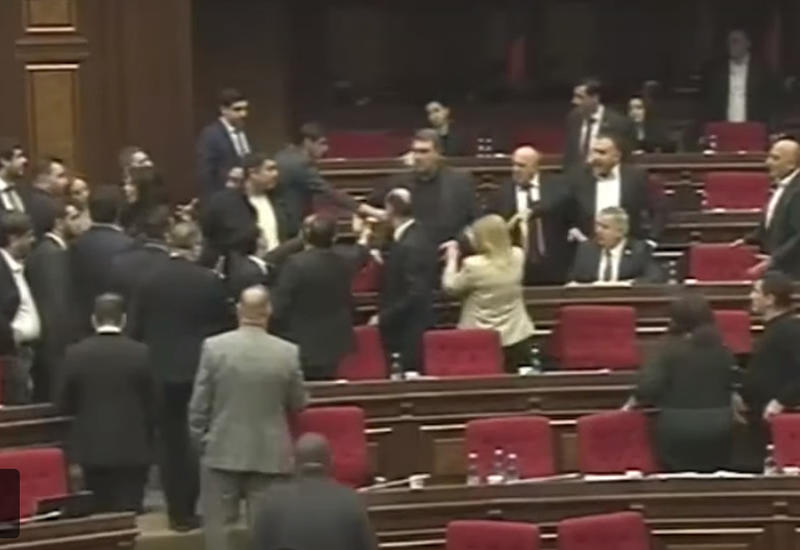 Армянские депутаты подрались в парламенте из-за "воров в законе"