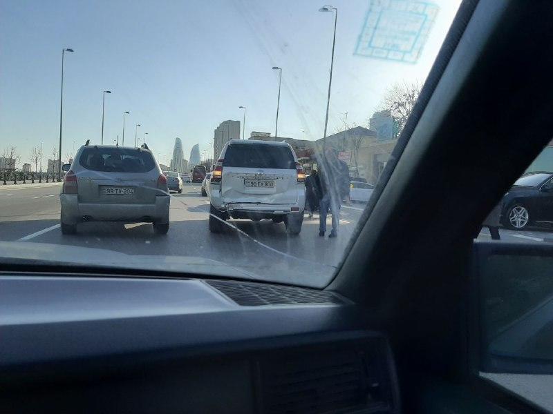 В Баку произошло тяжелое ДТП, образовалась пробка