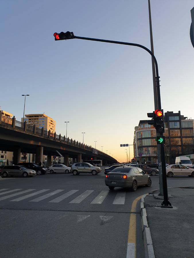 В Баку изменили график работы ряда светофоров