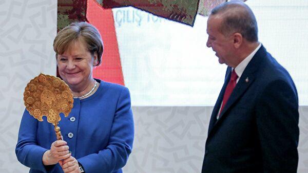 Эрдоган подарил Меркель инкрустированное зеркало и старинный шлем