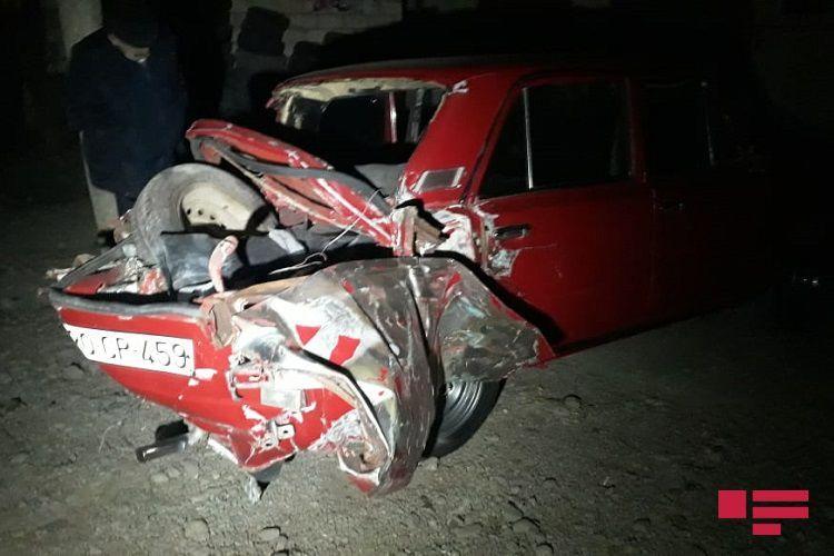 В Азербайджане поезд протаранил автомобиль, есть пострадавшие