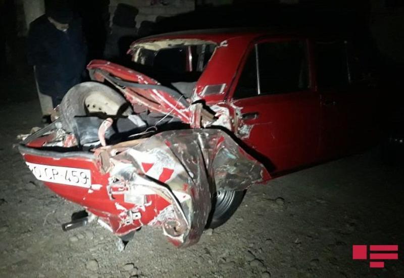 В Азербайджане поезд протаранил автомобиль, есть пострадавшие