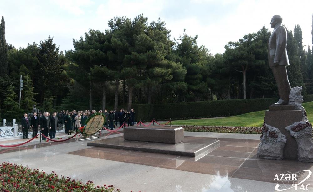Российская делегация посетила могилу Общенационального лидера Гейдара Алиева