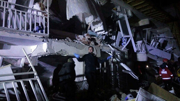 В Турции после землетрясения из-под завалов извлекли еще двух человек