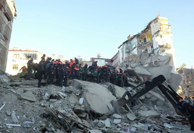В Турции шесть человек остаются под завалами после землетрясения