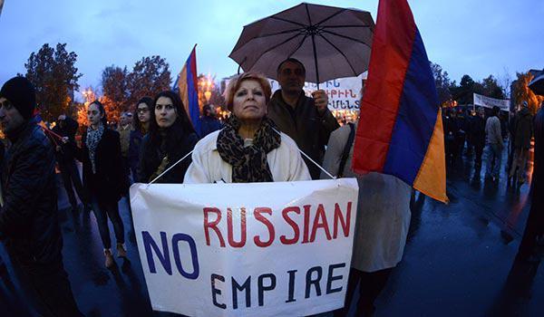 Армения с одной стороны клянчит помощь у Москвы, а с другой идет против России