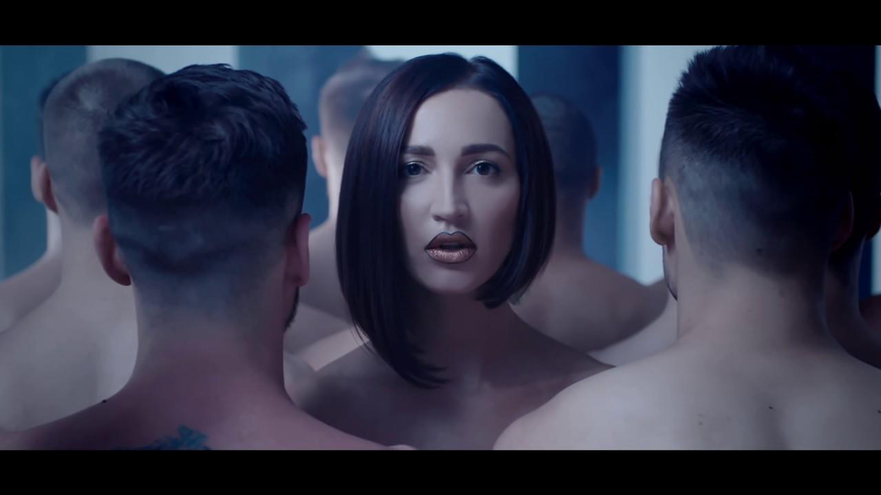 Хит Ольги Бузовой "Мало половин" стал платиновым на территории России