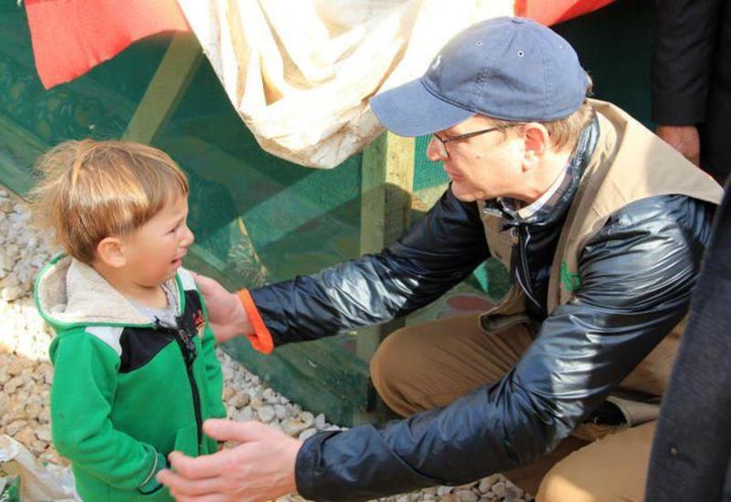 Российский актер Марат Башаров перед визитом в Баку помогает сирийским детям