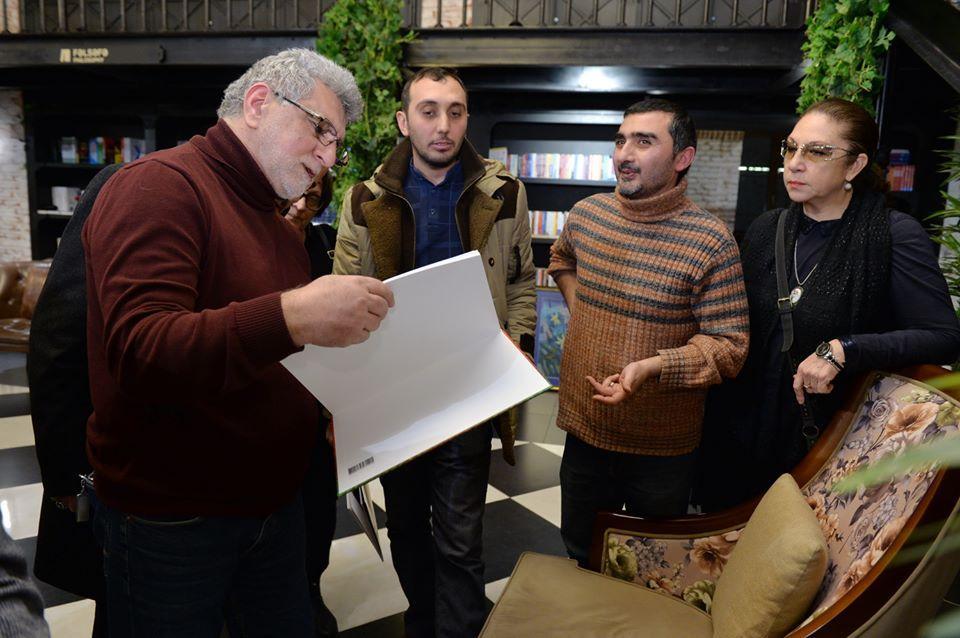 В Бакинском книжном центре прошла презентация альбома "Изобразительное искусство Азербайджана"