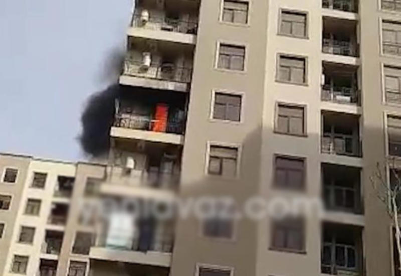 В жилом здании в Баку произошел сильный пожар