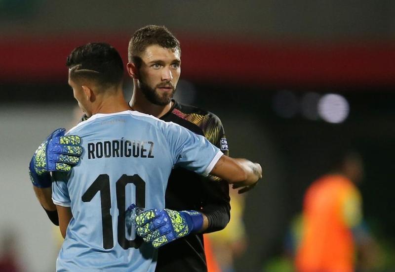 Закатил мяч себе между ног: вратарь сборной Уругвая отметился нелепым автоголом