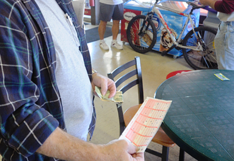 Мужчина 15 лет играл в лотерею с одинаковой комбинацией чисел и разбогател