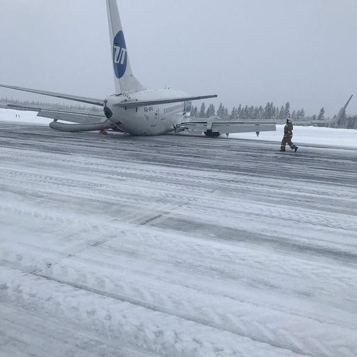Самолет UTair совершил жесткую посадку в России