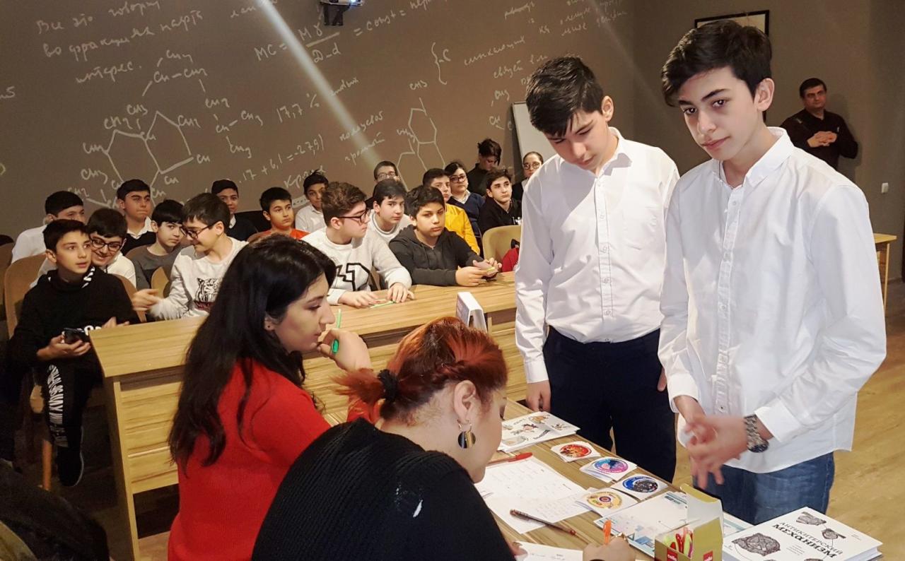 В Баку прошла акция "Открытая лабораторная" для бакинских школьников