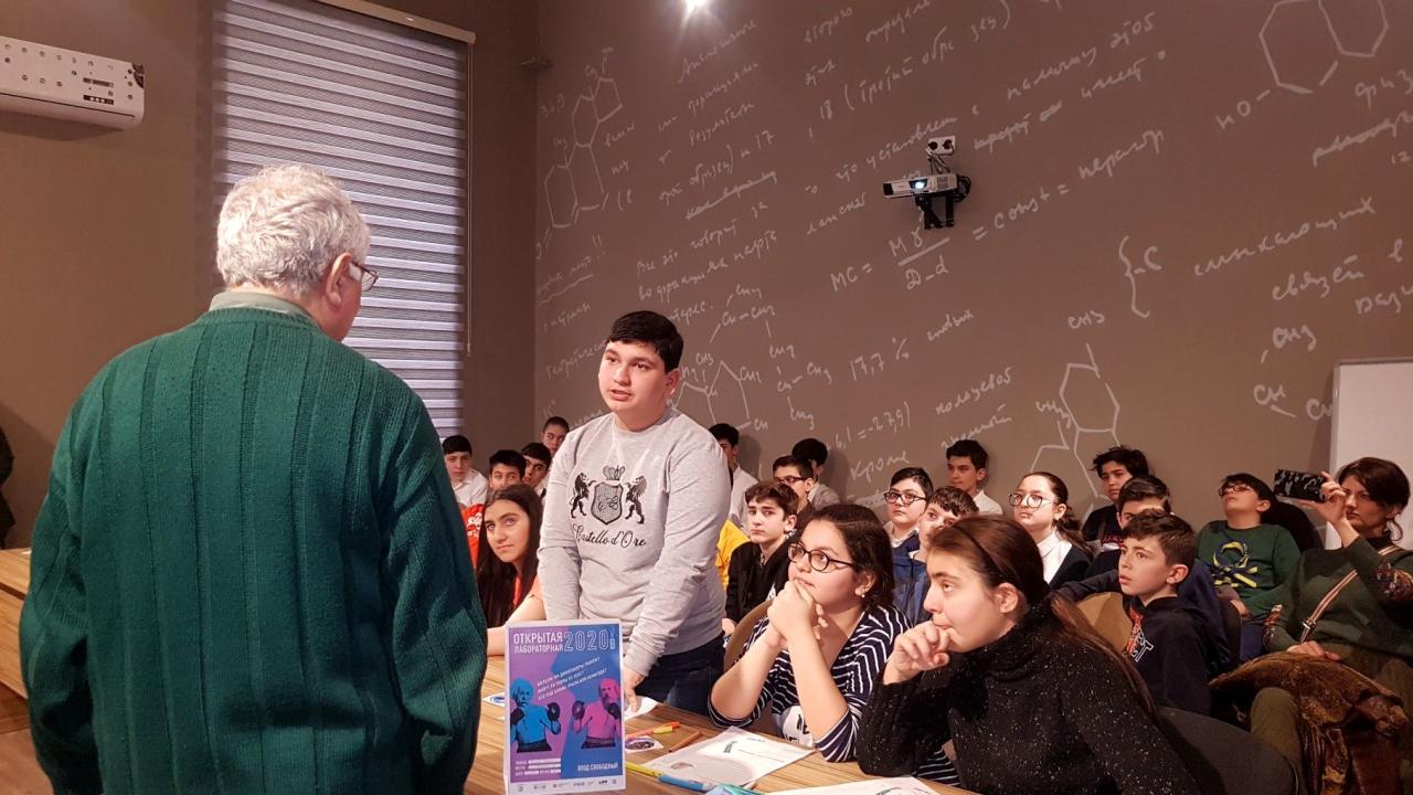 В Баку прошла акция "Открытая лабораторная" для бакинских школьников