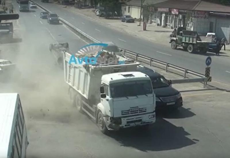 В Баку КамАЗ протаранил автобус и пять автомобилей