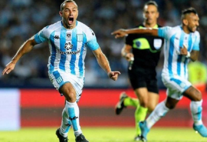 Футболист в Аргентине ел прямо на поле во время матча и стал его героем