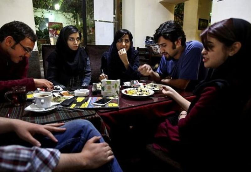 В Иране арестованы директора ресторанов за совместные танцы мужчин и женщин