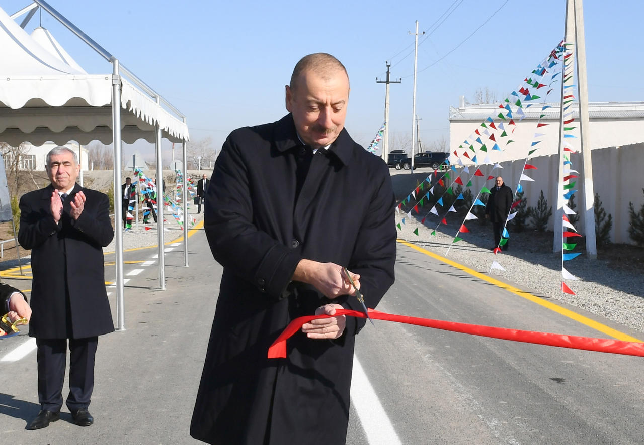 Президент Ильхам Алиев принял участие в открытии после реконструкции автомобильной дороги Пирили-Мурадхан-Сор-Сор