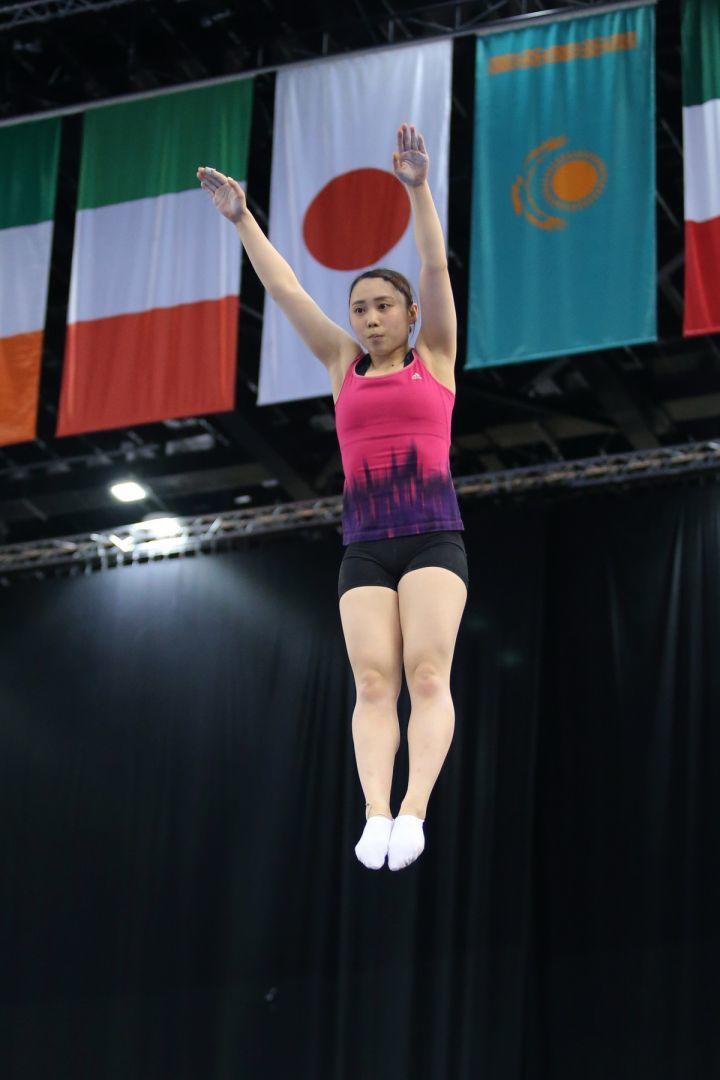На Национальной арене гимнастики проходят подиумные тренировки участников Кубка мира по прыжкам на батуте и акробатической дорожке в Баку